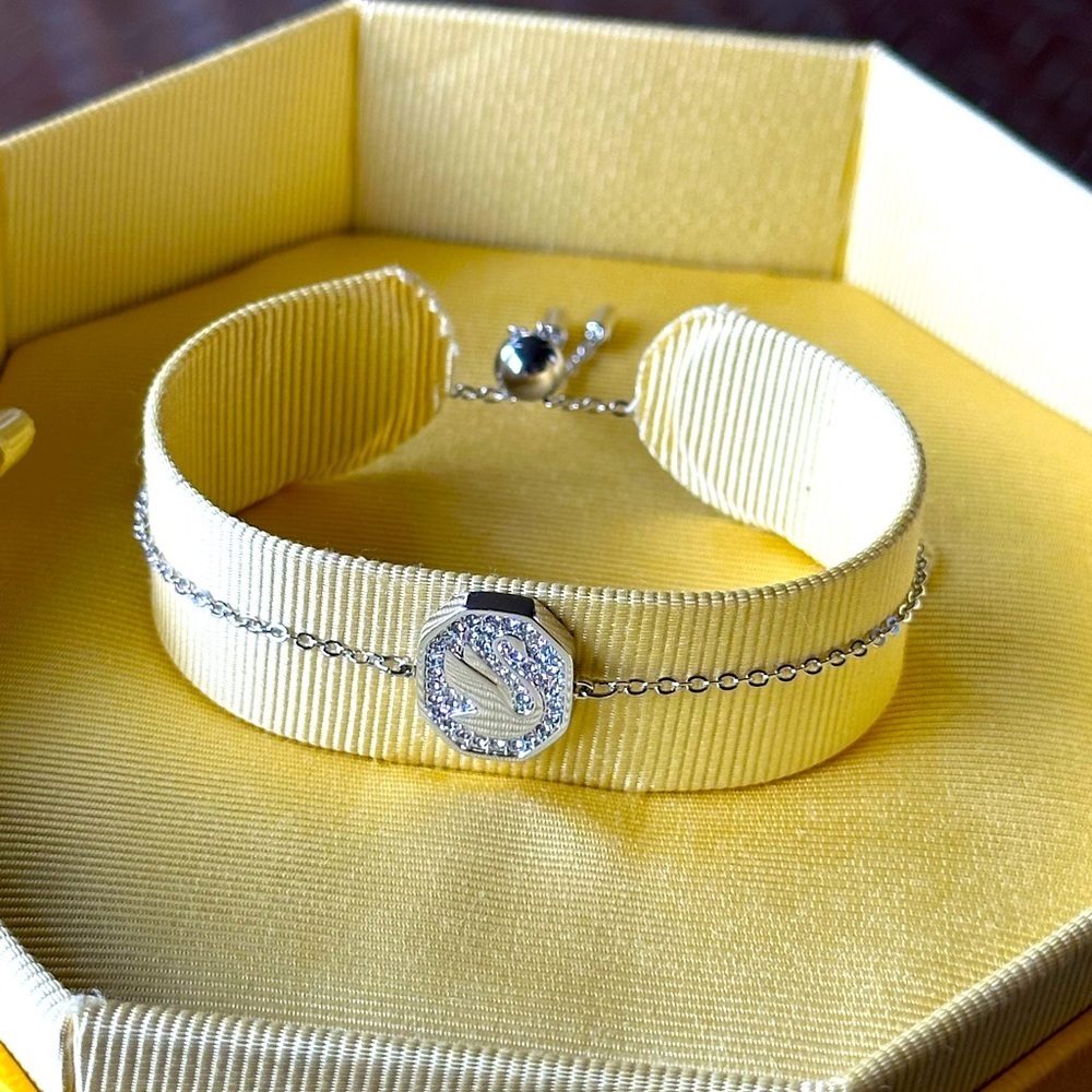 Swarovski Signum Bracelet, Swan, White, Rhodium plated new in gift box.